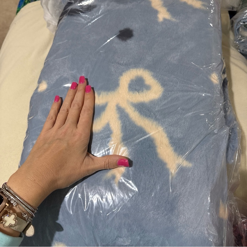 Anthropologie Blue and Cream Bow Pattern Throw fur blanket heavy new - Picture 5 of 5